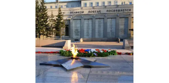 Плиты с именами героев и мемориал Прямо над комплексом мемориала высится здание - фото 25