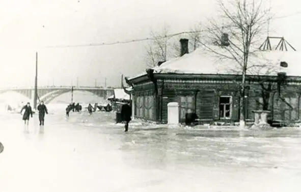 Зимнее наводнение в Иркутске в 1952 г Мы стоим не только у слияния двух - фото 31