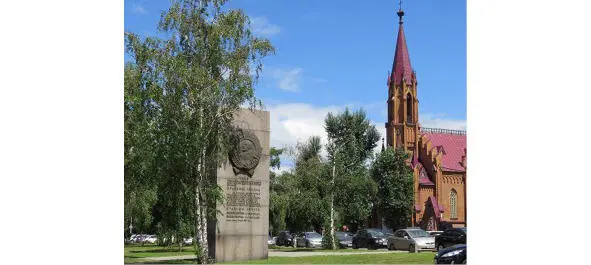 Стела с орденом Ленина Сразу за стелой можно увидеть небольшую часовню - фото 51