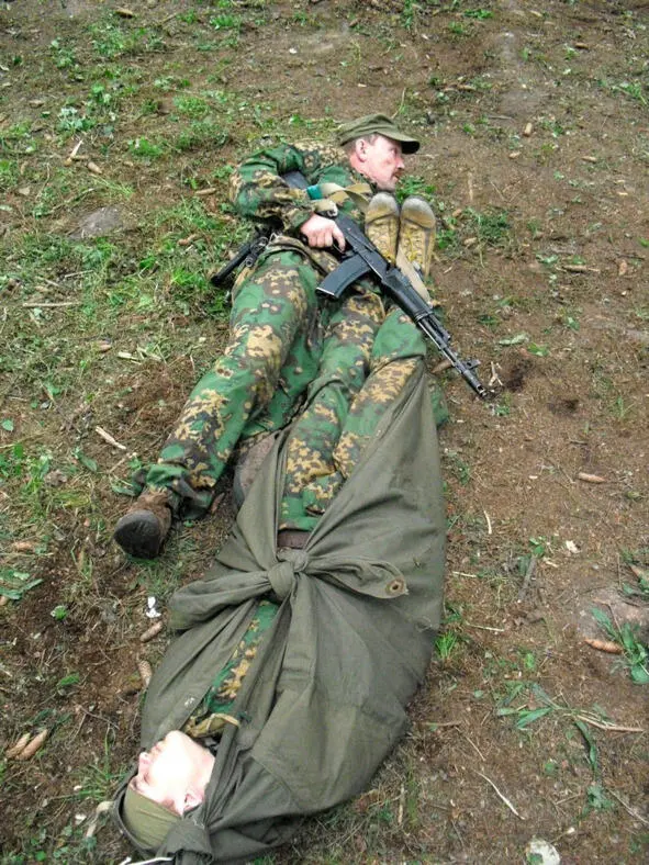 Фото 70 Эвакуация на плащпалатке Важно показанный способ ошибочен - фото 124