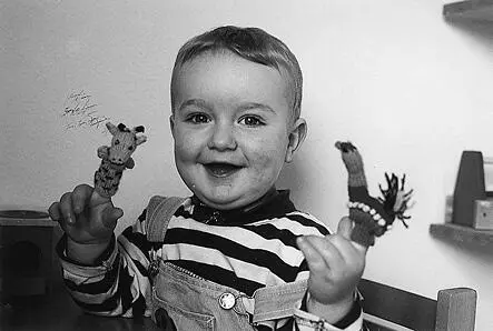 Die Mutter hat Lukas 19 gehäkelte Fingerpuppen aufgesteckt und singt dazu - фото 4