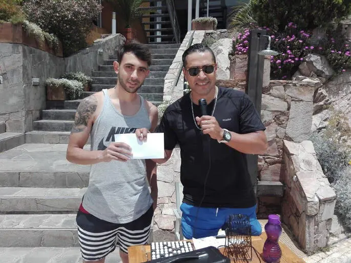 El autor entregando premio final de bingo Siempre acompañado con baile - фото 11