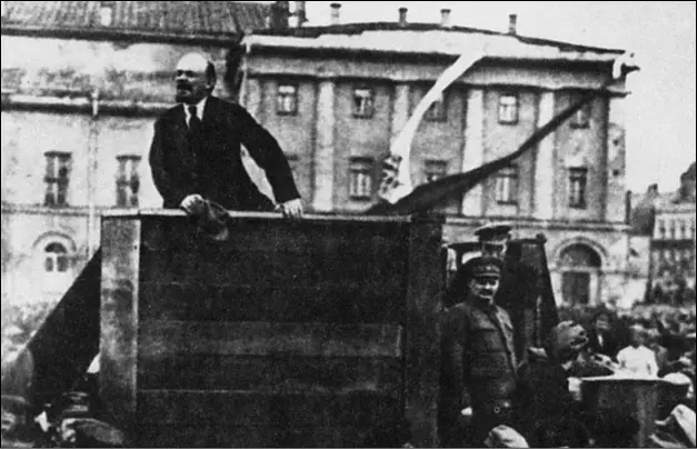 В И Ленин выступает перед красноармейцами отправляющимися на Польский фронт - фото 10