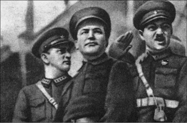 1930 год М Н Тухачевский слева на первомайской демонстрации в Ленинграде - фото 18