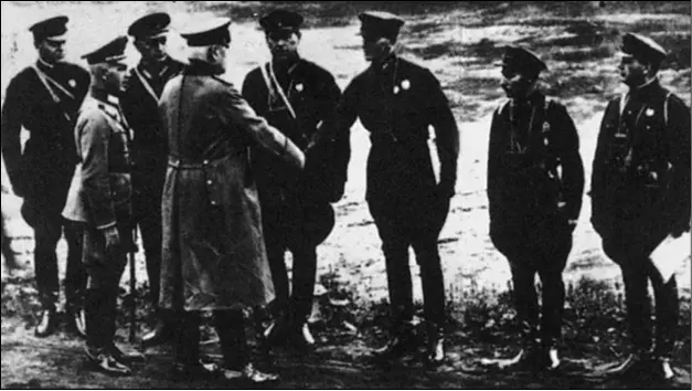 1928 год Фельдмаршал Гинденбург приветствует группу советских офицеров на - фото 19