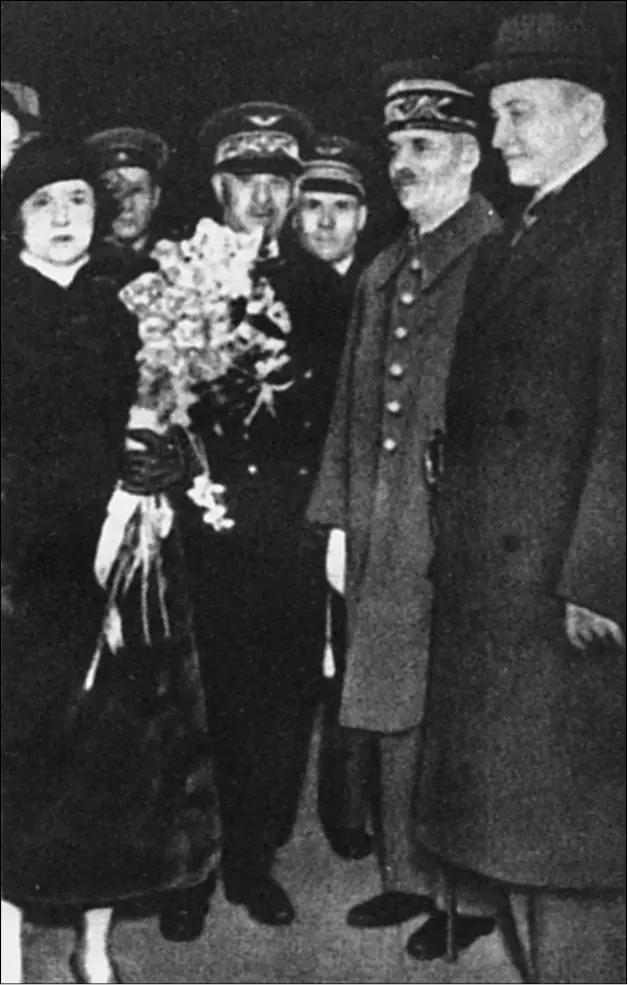 1936 год М Н Тухачевский в Париже Р Гейдрих В Шелленберг - фото 25