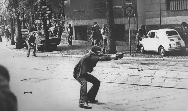 La célebre fotografía obra de Paolo Pedrizzetti del terrorista comunista - фото 3