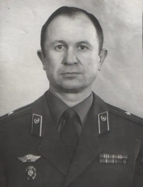 Родился 6 марта 1940 года в городе УсольеСибирское Иркутской области Учился в - фото 20