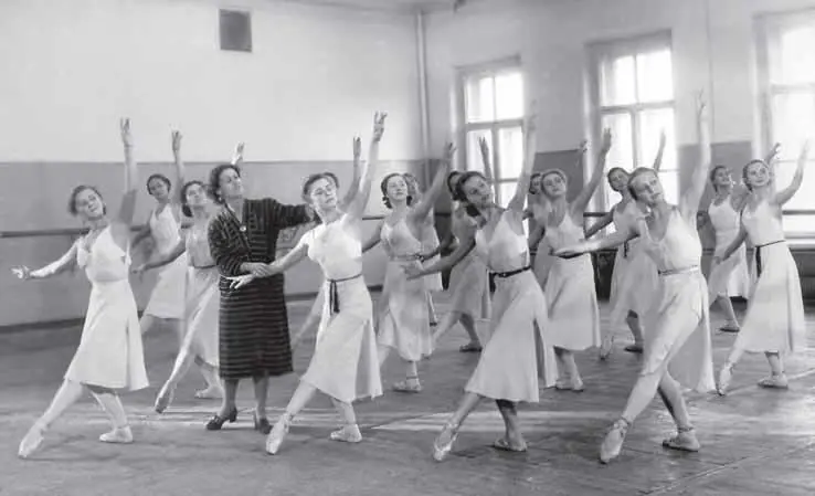 На уроке Москва 1956 год С Жераром Филиппом посетившим мой класс в школе - фото 67
