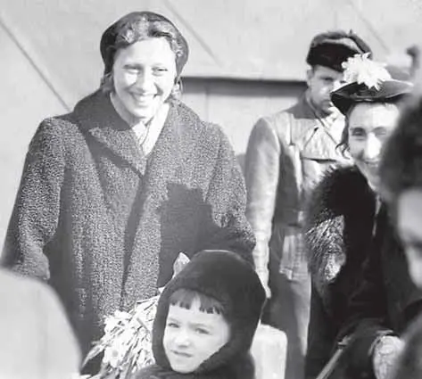 Мой сын Миша и моя племянница Майя Токио мой день рождения в 1962 году - фото 129