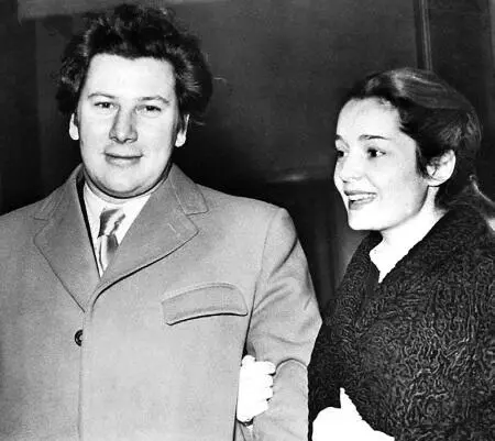 33летний Питер Устинов и его вторая жена Сюзанн Клотье во время регистрации - фото 297