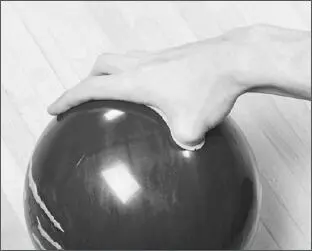 Abb 19Der Daumen verschwindet völlig in der Bohrung Die meisten Bowler - фото 10