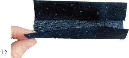 13 Diese beiden Streifen zur Schlaufe falten und 2 cm unterhalb der Oberkante - фото 34