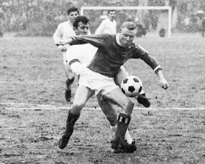 Dieter Seeler hier bedrängt von Kölns Weltmeister Hans Schäfer spielte von - фото 9