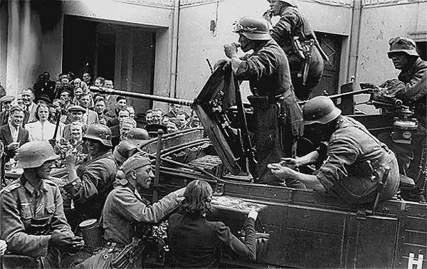 Население Риги встречает немцев 1941 г А Ребане командир 658го - фото 2