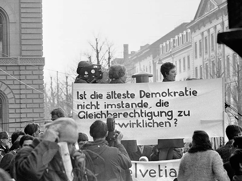 Am Marsch auf Bern 1969 erhebt Emilie Lieberherr am Mikrofon hinter dem - фото 3