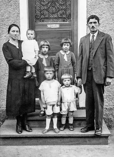 Familienbild vor dem Hauseingang um 1935 Als die Kinder älter wurden - фото 27