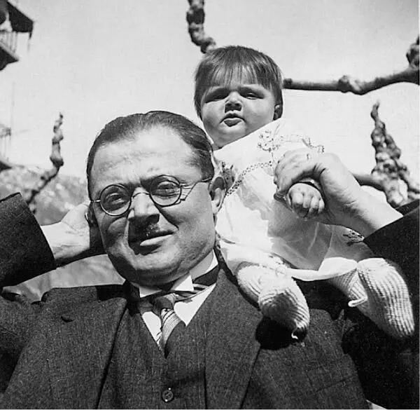 Theodor mit Tochter Steffi 1934 Mit den vier kleinen Kindern wurde die - фото 24