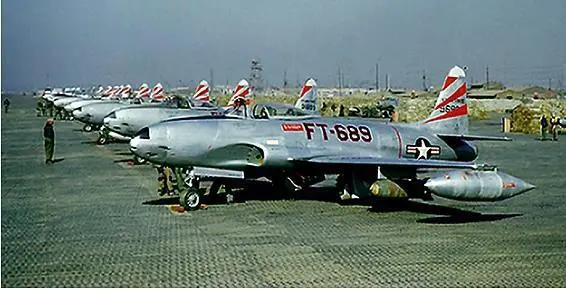 Американские истребители F80 Шутинг Стар на аэродроме базирования в Корее - фото 9
