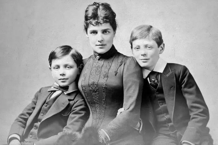 15летний Уинстон Черчилль с матерью Дженни и братом Джеком Дженни царила в - фото 12