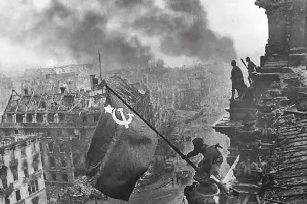 Знамя Победы над Рейхстагом 1945 год Парад Победы на Красной площади 1945 - фото 22
