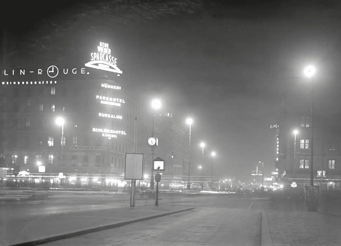 Opernkreuzung 1928 Mehr als 7000 Lichtreklamen gab es im Jahr 1932 bereits in - фото 25