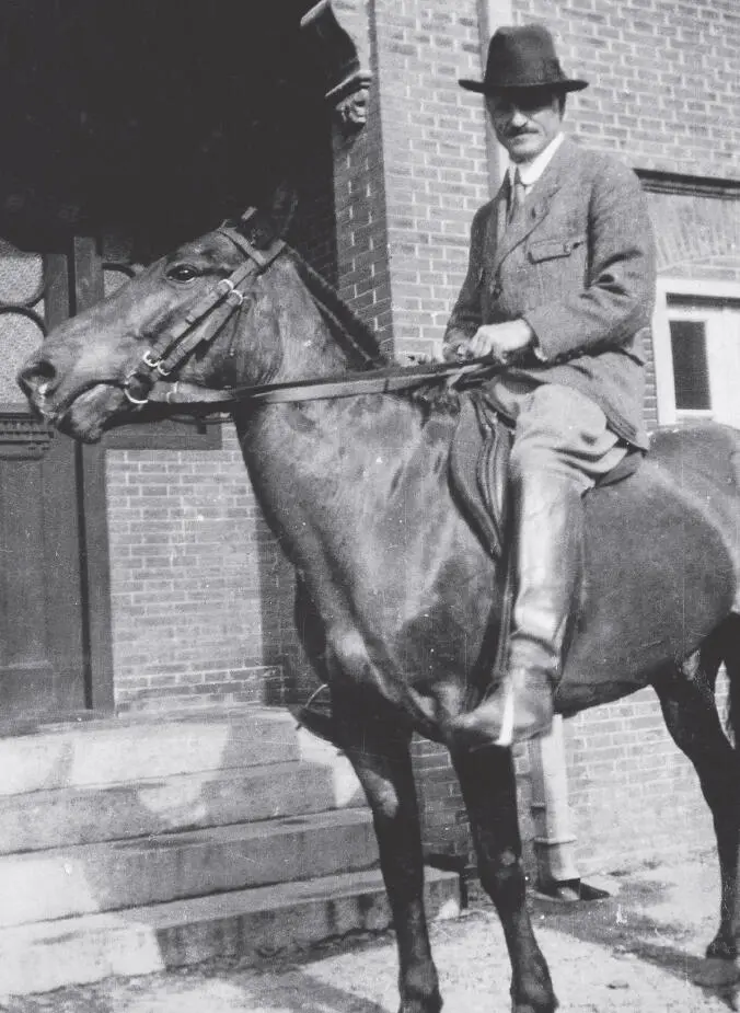 Otto Meister auf seinem Pony vor dem Haus Wir hatten eine ziemlich aufregende - фото 12
