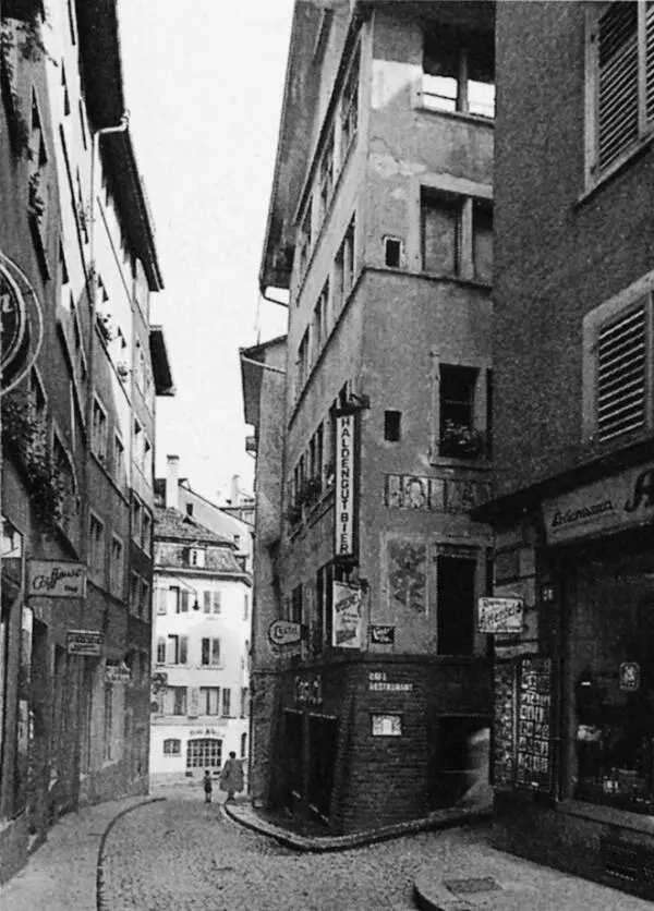 Abb 1 Münstergasse in Zürich Rechts die Spiegelgasse mit Eckhaus Nr 1 wo - фото 3