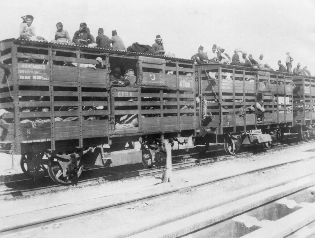 Transport von Armeniern in vollgepferchten sogenannten Hammelwagen In der - фото 2