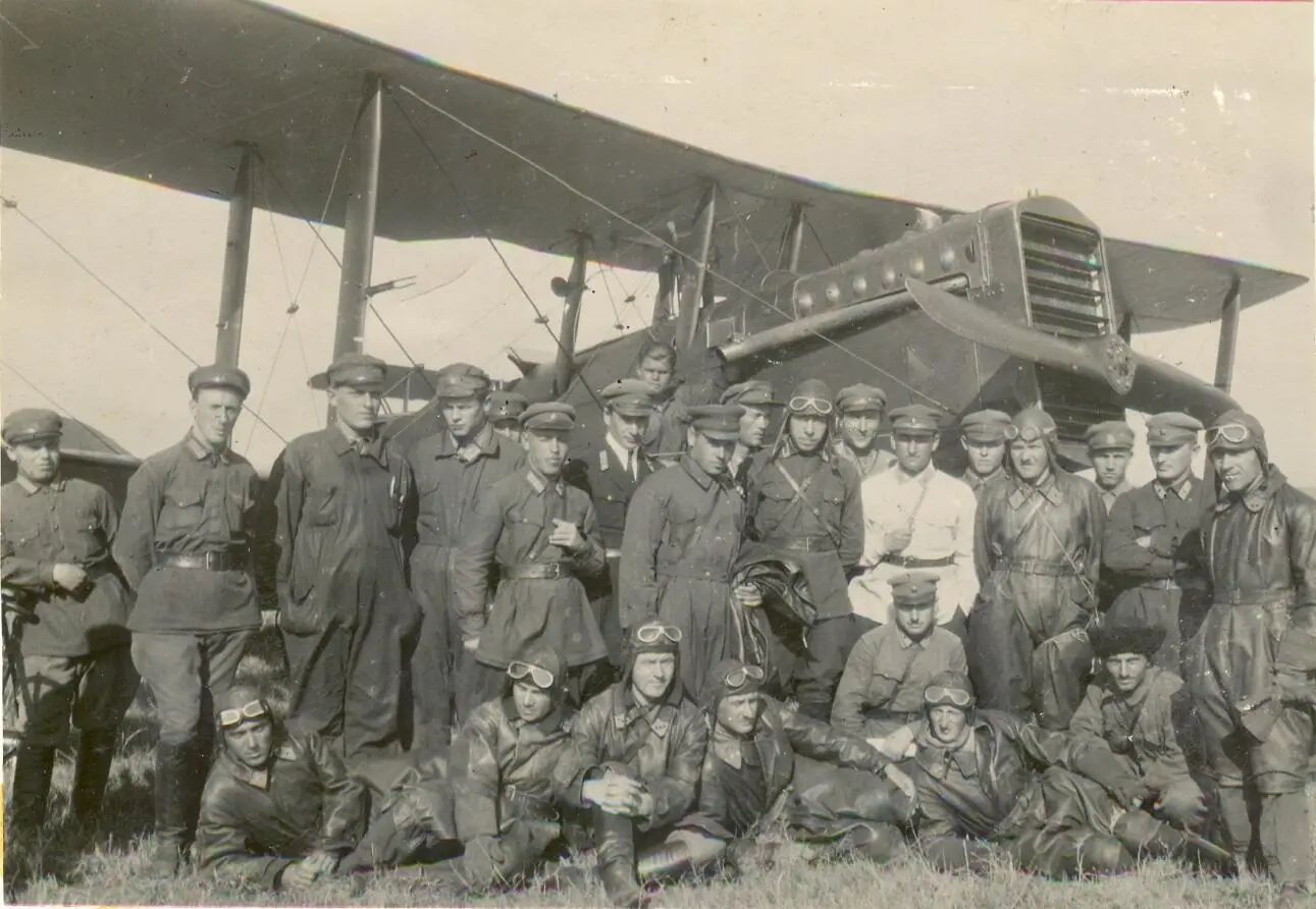 8 октября 1929 года перед вылетом в Киев на окружные состязания В первом - фото 13