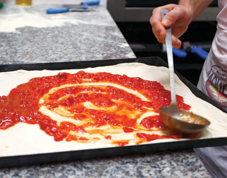 PMQ Pizza Magazine Трудно поверить но именно нанесение томатного пиццасоуса - фото 19