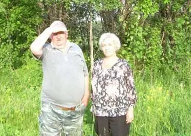 На фото с женой Ангелиной рассматриваем место где стоял дом деда Ильи - фото 16