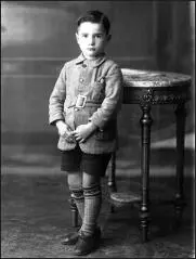 Amor Martínez a los siete años de edad Requena 18 de febrero de 1930 - фото 15