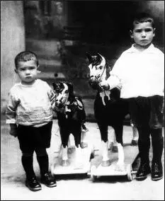 Amor Martínez y su hermano José Requena ca 1925 Sin embargo el largo - фото 14
