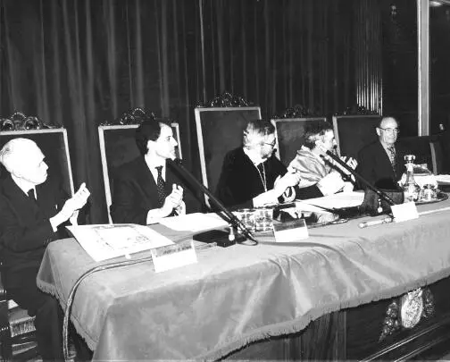 El acto académico de entrega de la Medalla de la Universitat de València a don - фото 8