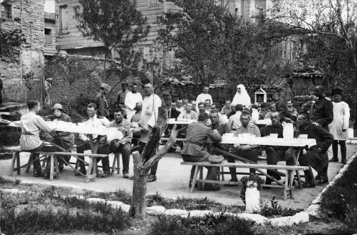 Госпитали заняли наиболее сохранившиеся здания и большие госпитальные палатки - фото 7