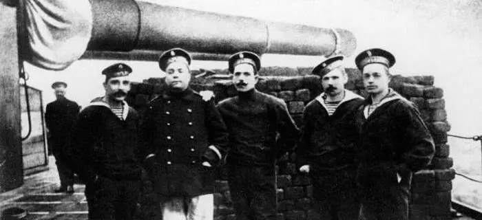 Группа моряков на палубе линейного корабля Павел I слева направо - фото 6