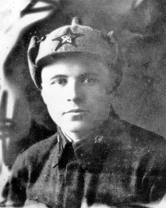Д Ф Лавриненко во время учебы в Ульяновском бронетанковом училище О - фото 1