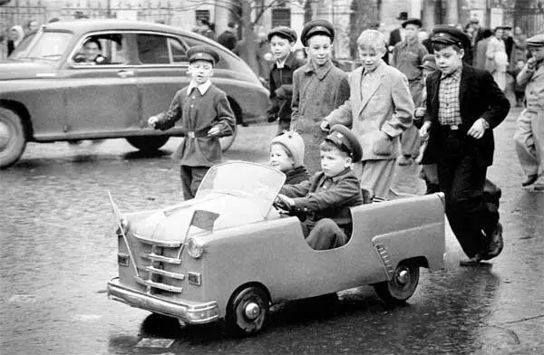 Улица Горького 1 мая 1958 Именно в таком идеологическом контексте 28 июня 1957 - фото 3