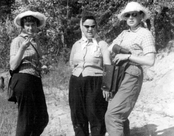 Слева направо Н А Караваева Л К Малик и Л И Мухина У озера все - фото 47