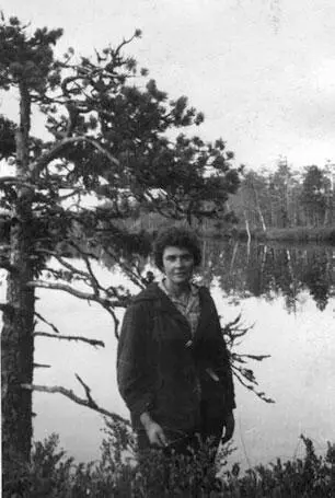 Н А Караваева на берегу живописного но опасного озера В радиоуглеродной - фото 48