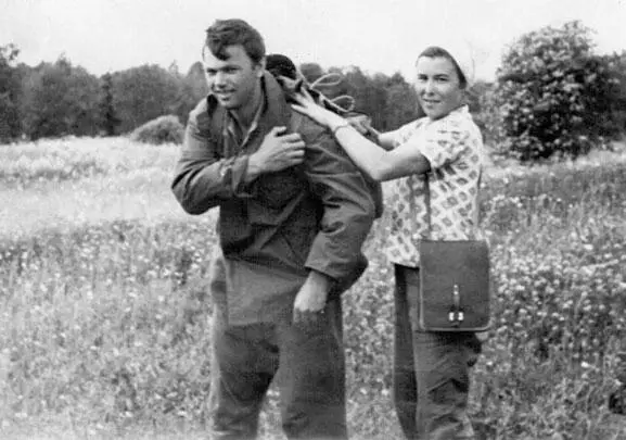 Ю А Веденин и Л С Филиппович отправляются в маршрут У меня была - фото 54