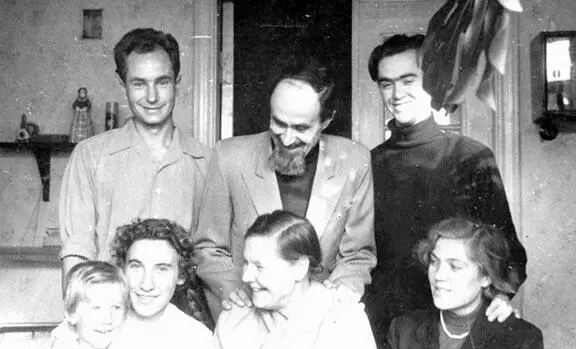 Семья 1957 г Сидят внучка Лена сноха Ольга жена Галина Васильевна дочь - фото 91