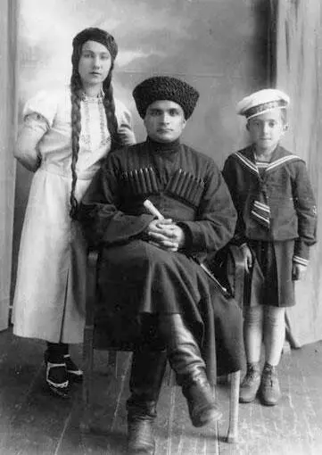 Альберт с родителями ему 7 лет А Б Бажев в созданной им лаборатории - фото 96