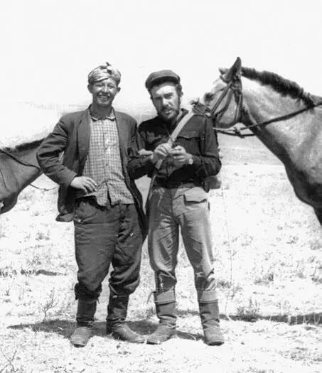 А Б Бажев справа с табунщиком Муратом Памир Он с юных лет умел - фото 99