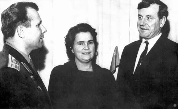 И П Герасимов справа Р П Зимина и Ю А Гагарин Значительно позже я - фото 105