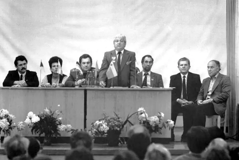 А М Грин ведет заседание посвященное Дню космонавтики 1987 г Наверное - фото 119