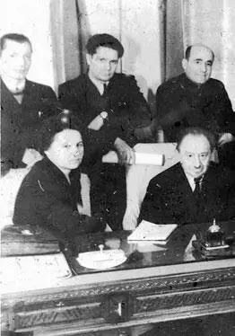 Заседание дирекции конец 1940х годов А С Кесь в первом ряду слева справа - фото 141