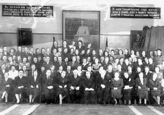 Ленинград 1953 г М И Нейштадт в первом ряду шестой справа Использование - фото 164