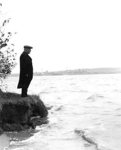 На берегу Пестовского водохранилища 1975 г Последний выезд в поле В - фото 182